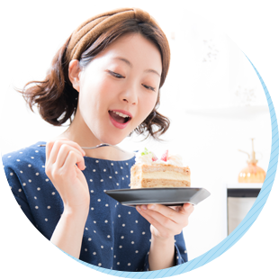 ケーキを食べる女性